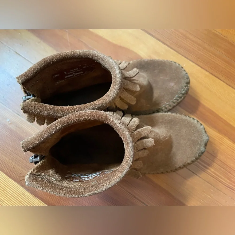 Minnetonka Brown Suede Fringe Boots back zip kids size 9